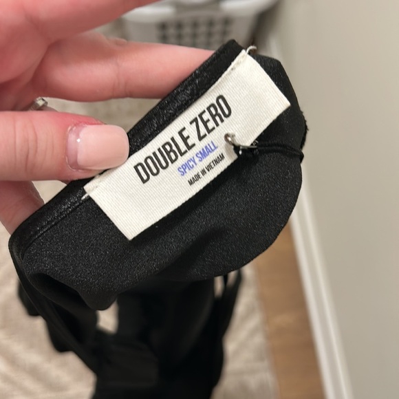 Double Zero Looking Back Opened Back Cropped Top - Picture 4 of 4